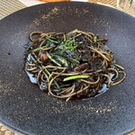 アダージオ - イカスミと旬野菜のスパゲッティーニ