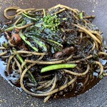 アダージオ - イカスミと旬野菜のスパゲッティーニ アップで