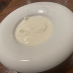 エレゾゲート - デザートは、ミルクプリンにマル秘のハーブの香りを混ぜて、エスプレッソと共に。