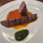 エレゾゲート - 温前菜は、鹿のソーセージとナスの肉巻き。トマトソースとバジルソースが絶品。