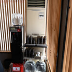 弘明寺丿貫 - ウォーターサーバ付近。ここにティッシュがある。