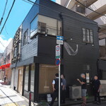 弘明寺丿貫 - 反対側から見た店舗