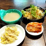 ホルモン焼肉酒場 ふたば - 定食の副菜たち。もちろんごはんも付きますよ