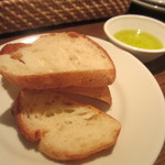 洋食酒場 フライパン - お通しのパン