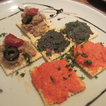 洋食酒場 フライパン - カナッペ　豚バラリエット、赤ピーマンのムース、タプナード