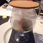 リストランテ・ホンダ - アンティパスト 燻製の煙を閉じ込めたままの演出