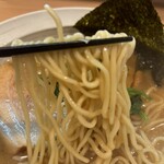 旋 - やや硬めな細麺