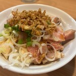 旋 - サービスの肉ご飯　通常価格400円　太っ腹なサービス