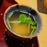 天冨良 麻布よこ田 - 始まりの鮮魚スープ 鱸の身が入っています、美味しい