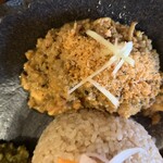 旧ヤム邸  - 鮭ときのこの醤油バター鶏キーマ