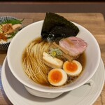 酒肴場 屯 - 津軽煮干し中華蕎麦（味玉入り）¥950、【限定】銀聖鮭親子丼¥500