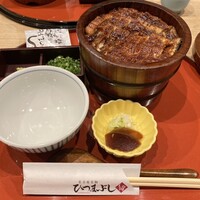 うなぎ和食 しら河 名駅店 - 上ひつまぶし(¥3800) - カリッと焼かれたウナギの食感がイイ。美味しいひつまぶしでした。刻みネギ、海苔、わさびをちょいとのせて出汁で混ぜて食べるのもまた美味しい。開店前から10組程並んでいました