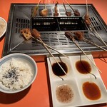 神楽食堂 串家物語 - 料理写真:揚げた串とご飯とタレ