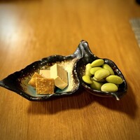 蕎麦おさめ - 毎度、「お通し」クオリティを超える青大豆。
                    しっかり食感を残した炊き上がり、お気に入りです♪