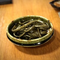 蕎麦おさめ - 私が「ぜんまい、ぜんまい」とうるさいものだから、多分いつもより多めに盛って下さっています。
                    ありがとうございます♪
                    このホッとする美味しさ、代替はありません。