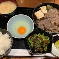 肉鮮問屋 佐々木 - すき焼き定食¥1200