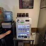 NIBOSHI MANIA - メニューの黒板と券売機