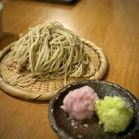 蕎麦おさめ - もう、参りました！
                    納さんのことだから、普通の「辛味そば」じゃないと思いましたが、大根二種とは。
                    山葵のような爽やかさを備えた青いもの、辛さが特に際立つ赤いもの、どちらも最高！
                    こちらは、せいろで。