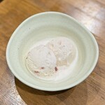 炭火焼肉ホルモンさわいし - 紅ほっぺストロベリーアイス