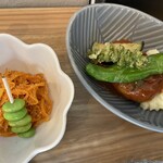 里芋と蜂蜜 - にんじんしりしり（左）　ハンバーグの上にオクラ等揚げたものが…