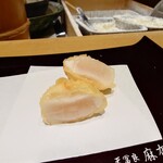 天冨良 麻布よこ田 - 新鮮なホタテのレア揚げ 美味しい！