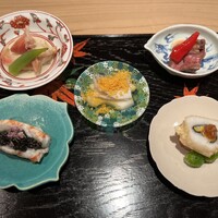 炭火割烹 いふき - ▪️前菜
                    （右下）京都産トウモロコシのハモ巻き、新小芋、新銀杏
                    （左下）ボタン海老とキャビア
                    （中央）キスの昆布締め、カラスミがけ
                    （右上）河内鴨の炙りとイチジク
                    （左上）ホッキ貝の炙り
