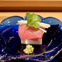 炭火割烹 いふき - ▪️炙り物
                      ・北海道利尻のまぐろの炙り、有明の美味しい海苔
                      まぐろを軽く炙る事で、トロみを感じるきめ細やかな食感、口の中で溶けた脂の旨みが広がります。有明産の海苔の風味も良かった。