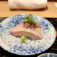 炭火割烹 いふき - ▪️お造り
                    ・シマアジ‥凍結して締めて。三日熟成した切り身。
                    太い切り身。鮨屋でもなかなかないサイズ。トロみのある食感とシマアジのしっかりした味わい。ワサビと塩で。
