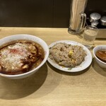 中国屋台十八番 新川店 - サンラータンメン¥830とチャーハン¥900(税込)