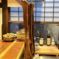 月居 赤坂 - ぶら下がる自家製チャーシュー