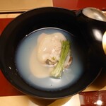 旬菜 幸 - 吸物：“蛤潮汁”はハマグリ、昆布のみの出汁で楽しませてくれる。自然の恵みたっぷりで、贅沢な出汁をしみじみ味わった。