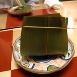 旬菜 幸 - 一品：“秋刀魚の笹巻き有馬煮”。