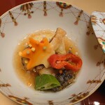 旬菜 幸 - 煮物：“銀杏餅”愛知県産銀杏を餅に練り込んだ。長野県産アワビ（肝付）、新潟県産松茸、紅葉麩、万願寺唐辛子（赤、緑）をみぞれ餡かけにした。素材の味わいの良さを、みぞれ餡かけが優しくまとめ上げた。