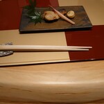 旬菜 幸 - テーブルは檜1枚造りで重厚だが、温もりを感じた。