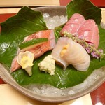 旬菜 幸 - 造り：三重県産鯛（雲丹巻）、八丈島産金目鯛、鹿児島県産本まぐろ中トロ。活きが良いから、海の恵みを存分楽しめた。活きの良い鯛に雲丹は、なんとも贅沢だ。