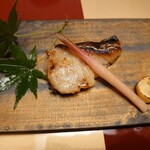 旬菜 幸 - 焼物：“鰆西京焼き”茨城県産鰆を味噌、酒でしっかり仕上げた。甘辛く深みある味は、甘味料は不使用だった。熊本県産義兵栗を合わせた。ハジカミがアクセントだった、