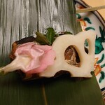 旬菜 幸 - 4，5時間有馬山椒で甘辛く秋刀魚（根室産）を煮込んだ。口にすると、ホロっと身が崩れた。茨城県産レンコンは、甘酢に浸かりシャキシャキした。良いアクセントだった。