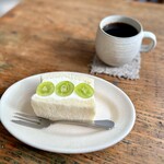 るあん - 本日のフルーツサンドシャインマスカットとホットコーヒー