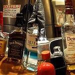 みすず - カウンター上にはウイスキーがずらり