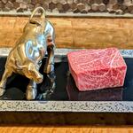 鉄板焼きWAGYU LIVERARY - 焼く前の最高級黒毛和牛ステーキ(最高級黒毛和牛スタンダードコース)