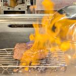 鉄板焼きWAGYU LIVERARY - 最高級黒毛和牛ステーキの仕上げをしているところ(最高級黒毛和牛スタンダードコース)