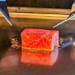 鉄板焼きWAGYU LIVERARY - 最高級黒毛和牛ステーキを焼いているところ(最高級黒毛和牛スタンダードコース)