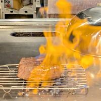 鉄板焼きWAGYU LIVERARY - 最高級黒毛和牛ステーキの仕上げをしているところ(最高級黒毛和牛スタンダードコース)