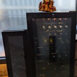 鉄板焼きWAGYU LIVERARY - 店内にあるワインが入っているケース