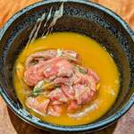 鉄板焼きWAGYU LIVERARY - 炙りユッケ トリュフ卵ソース(最高級黒毛和牛とイセエビのWメインフルコース)