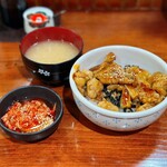 やきとりさんきゅう - 焼鳥丼（タレ）、味噌汁、ごま油キムチ