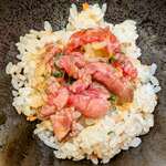 鉄板焼きWAGYU LIVERARY - ガーリックライスに炙りユッケ トリュフ卵ソースをのせました(最高級黒毛和牛とイセエビのWメインフルコース)