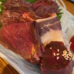 大衆酒場百萬馬力 - 馬刺し五点盛り合わせ(1人前)
