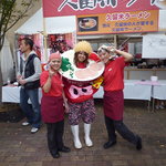 久留米ラーメン清陽軒 - 第1回九州B-1グランプリ　　ラーメンギャル　ヨッシーと清陽軒スタッフ(掲載承諾済)