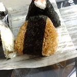 おにぎり一文字 御休店 - 手前がチーズ、奥は明太子のおにぎり